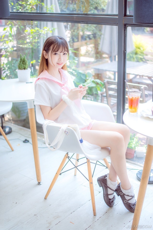 “这个没问题。”庞统微微舒了口气，幸好，吕征没有像他姐姐那样无法无天，要不然，庞统等人还真得头疼了。